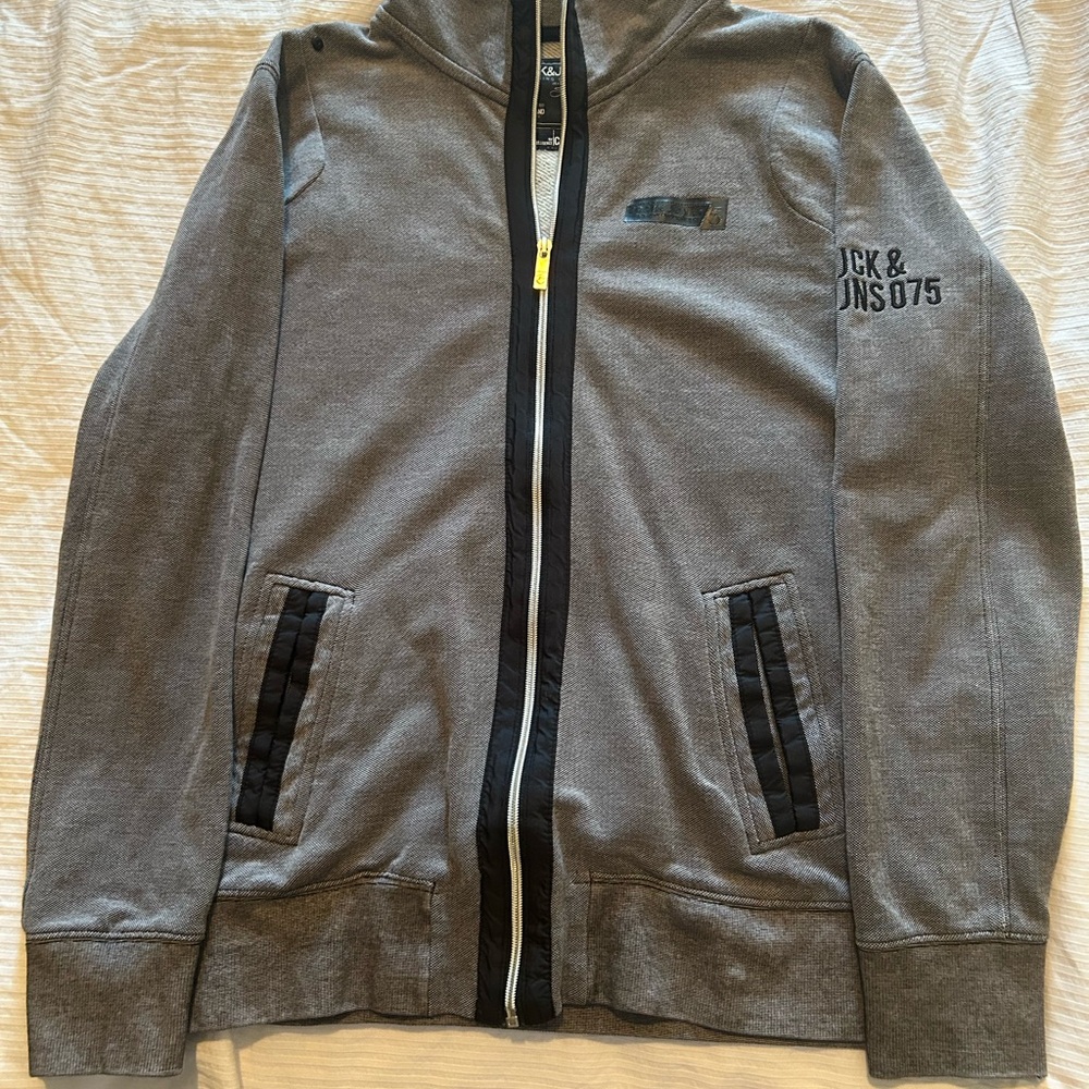 Men’s Jack and Jones zip up Sweatshirt no tags but fits a Men’s Medium